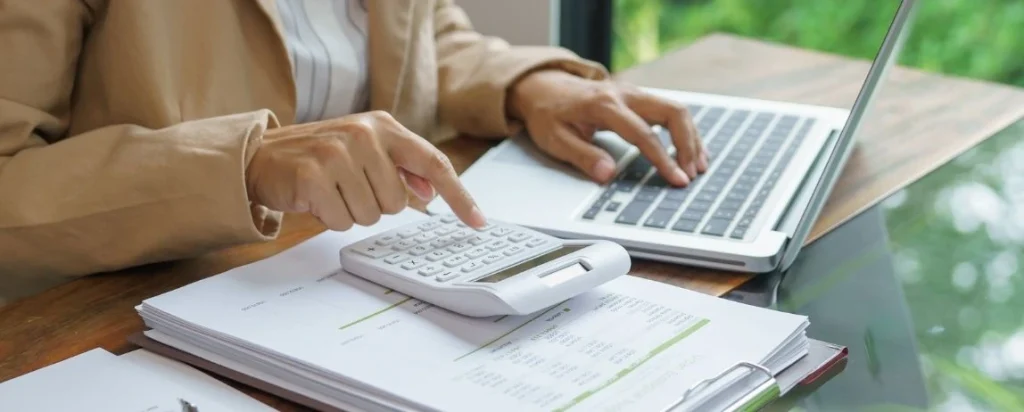 Enfermera extranjera revisando requisitos de visa para trabajar en Alemania