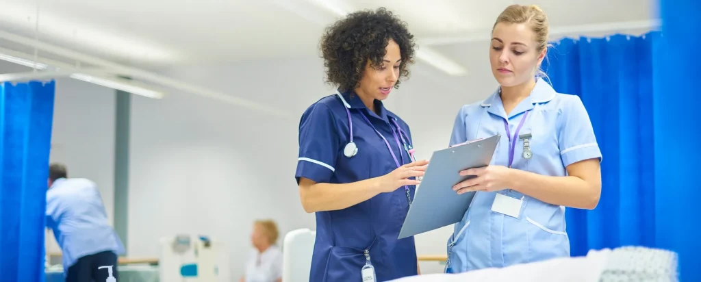Enfermeras trabajando en equipo en hospital en Alemania