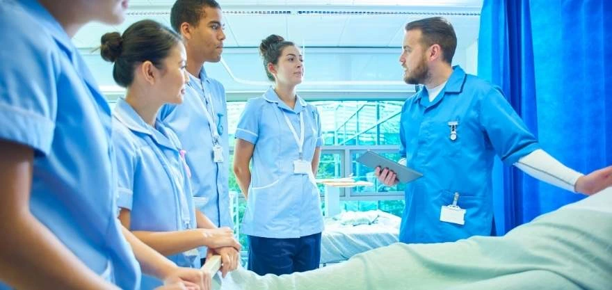 Enfermeros trabajando en hospital en Alemania ante alta demanda sanitaria