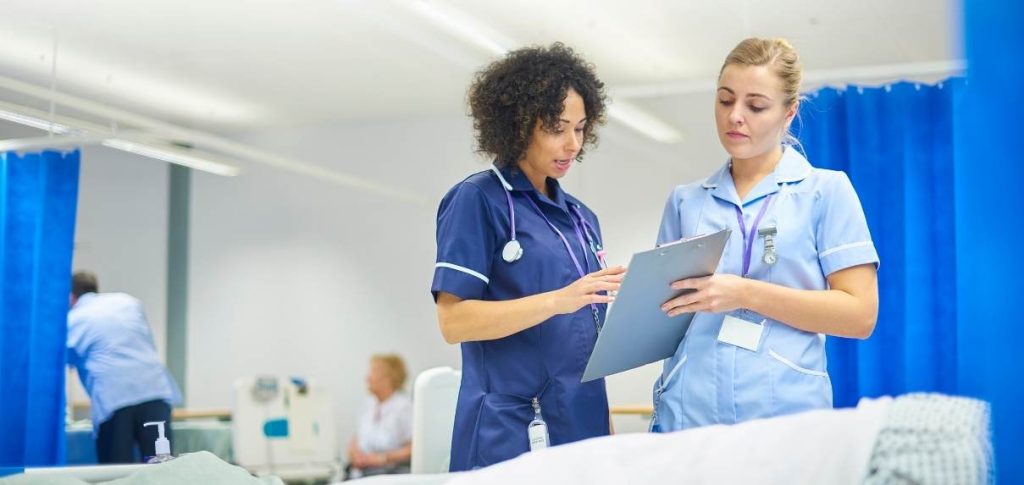 Enfermeras trabajando en equipo en hospital en Alemania