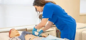 Enfermera recién graduada realizando procedimientos clínicos en Alemania