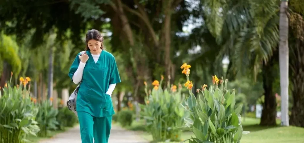 Enfermera extranjera adaptándose a su nueva vida profesional en Alemania