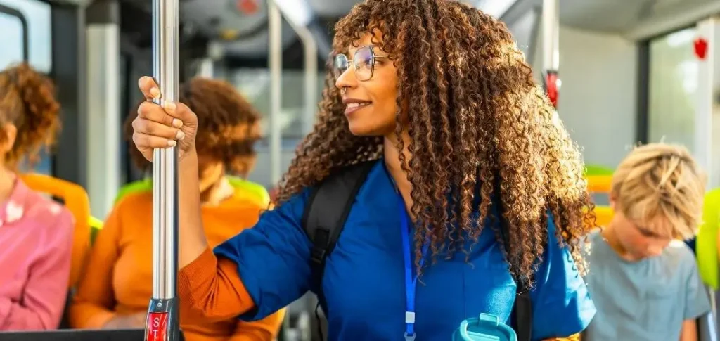 Enfermera extranjera llevando una vida cotidiana estable en Alemania