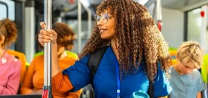 Enfermera extranjera llevando una vida cotidiana estable en Alemania